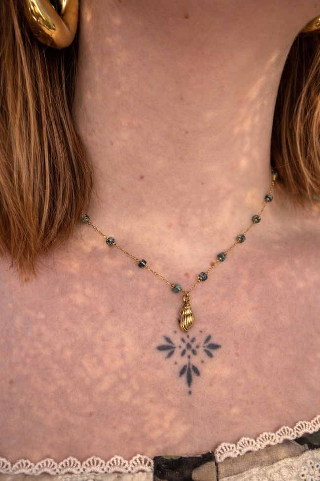 SHELL necklace